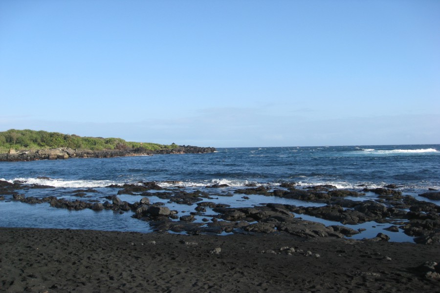 ../image/punaluu black sand beach 6.jpg